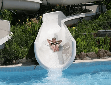 Toboggan de l’espace aquatique de Rives des Corbières, camping 4 étoiles dans l’Aude