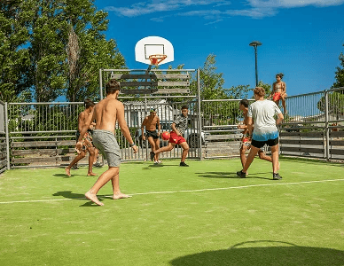 Partie de football : Rives des Corbières, camping 4 étoiles à Port-Leucate