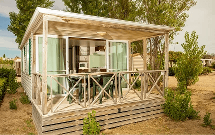 Mobil-home Sirocco avec terrasse en bois en location à Rives des Corbières, camping 4 étoiles à Port-Leucate