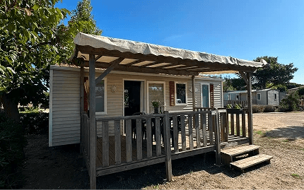 Mobil-home Tramontane avec terrasse en bois, en location à Rives des Corbières, camping 4 étoiles dans l’Aude à Port-Leucate