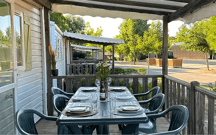 Mobil-home Levant avec terrasse en bois en location à Rives des Corbières, camping 4 étoiles dans l’Aude