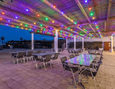 Terrasse du restaurant de Rives des Corbières, camping 4 étoiles dans l’Aude à Port-Leucate