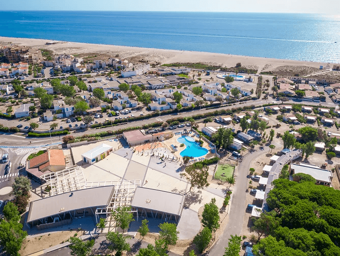Vue aérienne Rives des Corbières, camping 4 étoiles à Port-Leucate en bord de mer