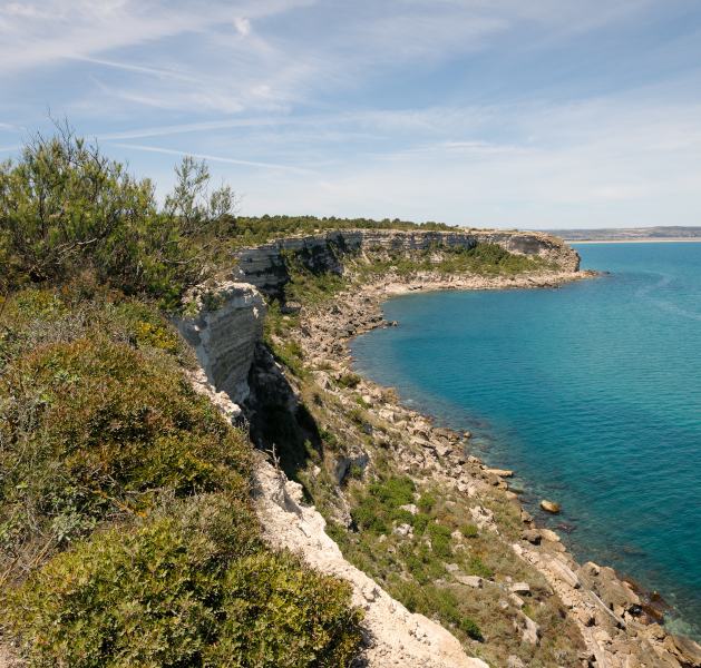 Falaises rocheuses bordant la mer à proximité du camping Rives des Corbières, camping dans l’Aude à Port-Leucate