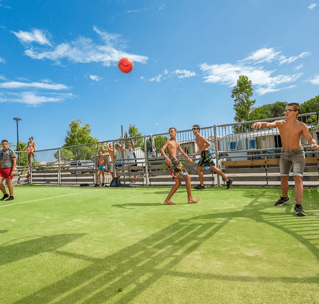 Terrain multisport, du camping Rives des Corbières, camping dans l’Aude à Port-Leucate