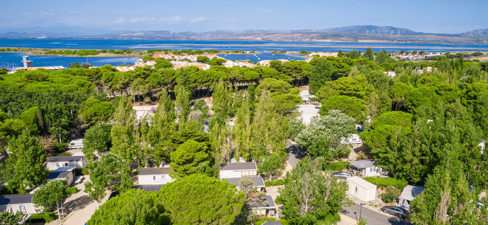 Vue aérienne de Rives des Corbières, camping 3 étoiles dans l’Aude, entre plage, nature et douceur de vivre