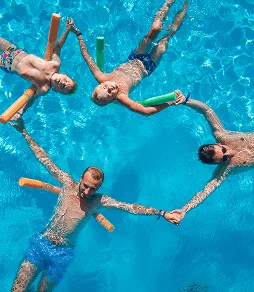 Activités aquatiques à la piscine du camping Rives des Corbières, camping 3 étoiles dans l’Aude