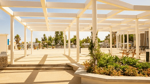 La terrasse du restaurant du camping 3 étoiles dans l'Aude Rives des Corbières
