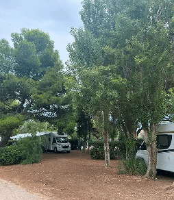 Emplacements camping pour camping-car dans l’Aude dans un parc arboré au camping Rives des Corbières à Port-Leucate