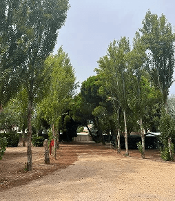 Sentier des emplacements camping pour camping-car dans l’Aude