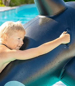 Enfants s’amusant à l’espace aquatique