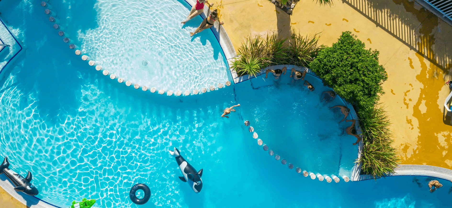 Vue aérienne de la piscine de l’espace aquatique de Rives des Corbières, camping avec piscine dans l’Aude
