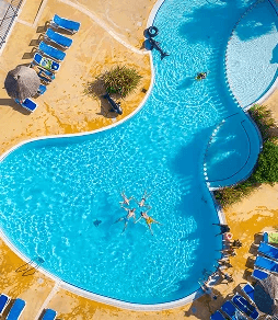 Vue aérienne de la piscine de l’espace aquatique