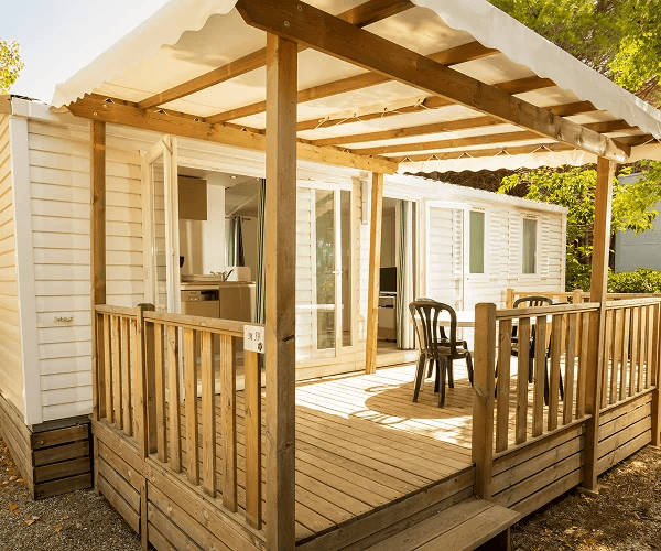 Terrasse couverte du mobil-home Alizée en location au camping Rives des Corbières à Port-Leucate dans l’Aude