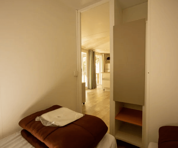 Chambre du mobil-home Alizée en location au camping Rives des Corbières à Port-Leucate dans l’Aude en région Occitanie