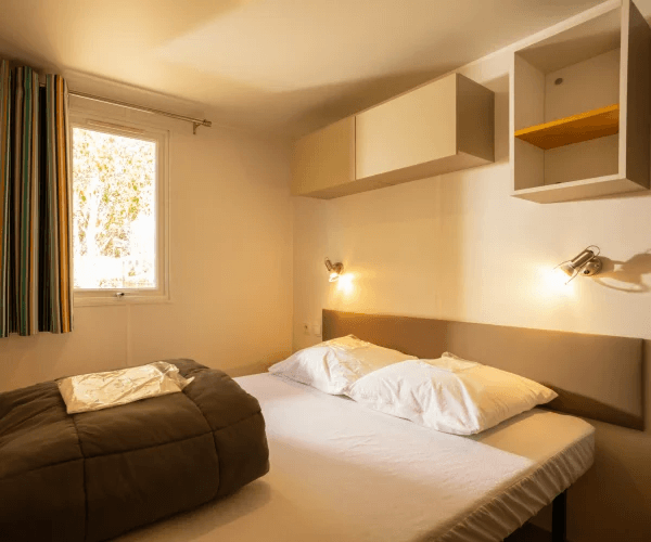 Chambre avec lit deux places. Mobil-home Alizée en location au camping Rives des Corbières à Port-Leucate dans l’Aude en région Occitanie
