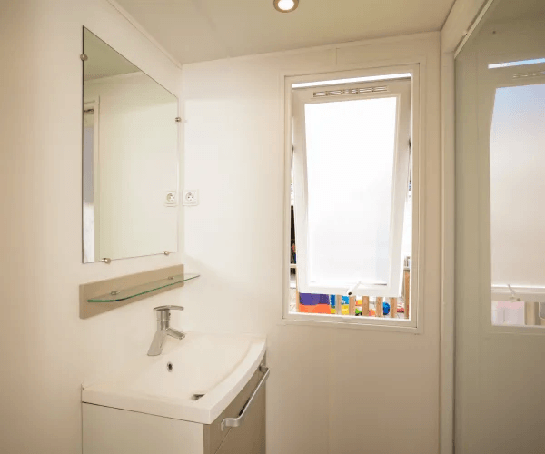 Salle d’eau du mobil-home Alizée en location au camping Rives des Corbières à Port-Leucate dans l’Aude en région Occitanie