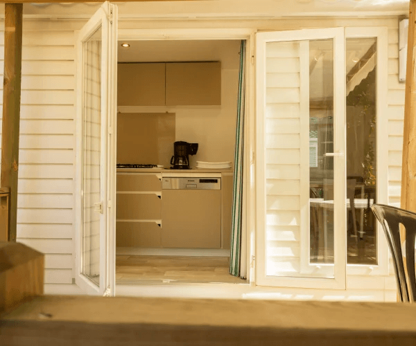 Cuisine du mobil-home Alizée en location au camping Rives des Corbières à Port-Leucate dans l’Aude