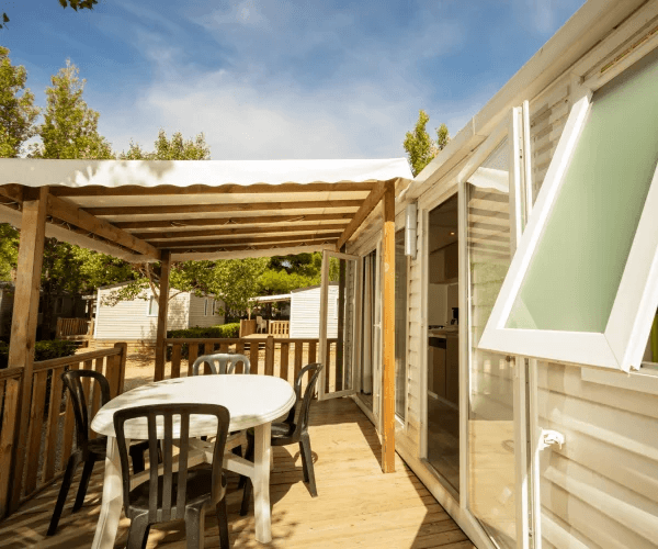 Mobil-home Alizée en location au camping Rives des Corbières à Port-Leucate dans l’Aude : terrasse couverte