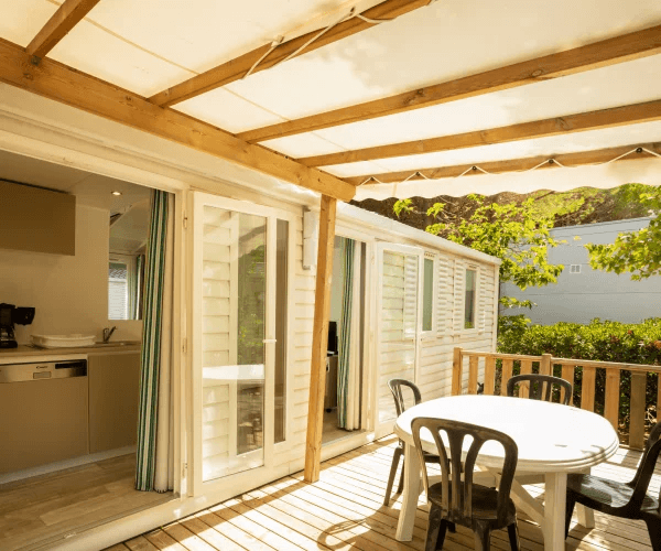 Mobil-home Alizée avec terrasse couverte en location au camping Rives des Corbières à Port-Leucate dans l’Aude