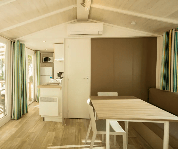 Cuisine et coin repas du mobil-home Alizée en location au camping Rives des Corbières à Port-Leucate dans l’Aude