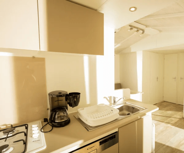Cuisine du mobil-home Alizée en location au camping Rives des Corbières à Port-Leucate dans l’Aude en région Occitanie