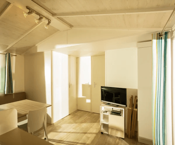 Mobil-home Alizée en location au camping Rives des Corbières à Port-Leucate dans l’Aude en région Occitanie : coin repas