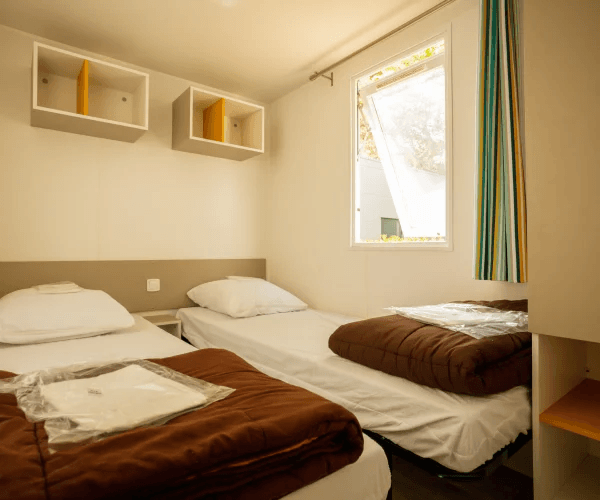 Chambre avec 2 lits une place du mobil-home Alizée en location au camping Rives des Corbières à Port-Leucate dans l’Aude en région Occitanie