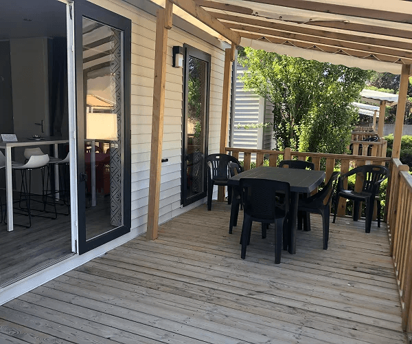 Terrasse couverte du mobil-home Bora en location au camping Rives des Corbières à Port-Leucate dans l’Aude