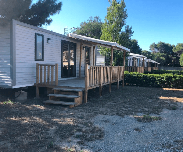 Mobil-home Bora avec terrasse couverte en location au camping Rives des Corbières à Port-Leucate dans l’Aude
