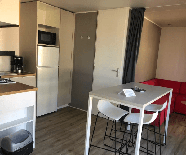 Coin repas du mobil-home Bora en location au camping Rives des Corbières à Port-Leucate dans l’Aude