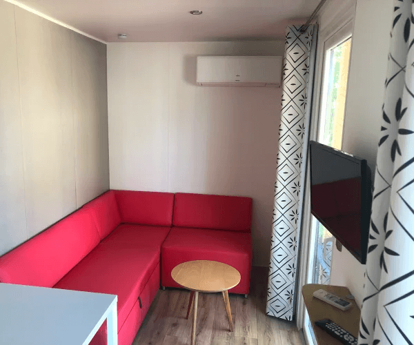 Coin salon du mobil-home Bora en location au camping Rives des Corbières à Port-Leucate dans l’Aude