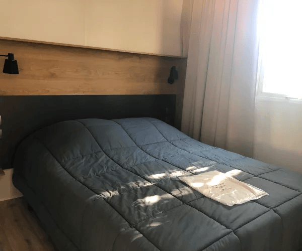 Chambre avec lit deux places du mobil-home Bora en location au camping Rives des Corbières à Port-Leucate dans l’Aude