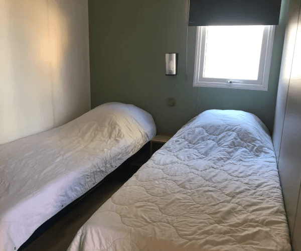 Chambre avec 2 lits une place du mobil-home Bora en location au camping Rives des Corbières à Port-Leucate dans l’Aude