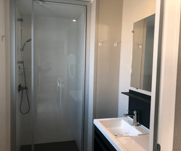 Salle d’eau du mobil-home Bora en location au camping Rives des Corbières à Port-Leucate dans l’Aude