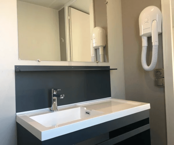 Lavabo de la salle d’eau du mobil-home Bora