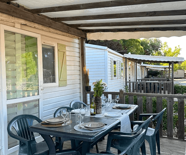 Terrasse du mobil-home Levant en location au camping Rives des Corbières dans l’Aude