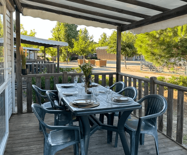 Mobil-home Levant en location au camping Rives des Corbières dans l’Aude : terrasse couverte