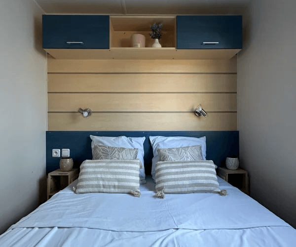 Chambre avec lit deux places du mobil-home Levant en location au camping Rives des Corbières dans l’Aude