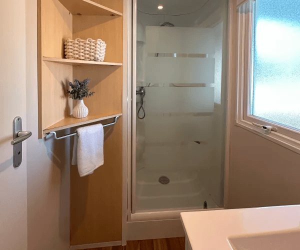 Salle d’eau du mobil-home Levant en location au camping Rives des Corbières dans l’Aude