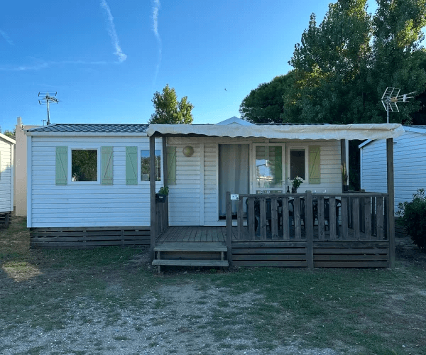 Terrasse couverte du mobil-home Levant en location au camping Rives des Corbières dans l’Aude