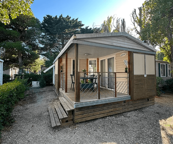 Mobil-home Marin et sa terrasse couverte en location au camping Rives des Corbières dans l’Aude