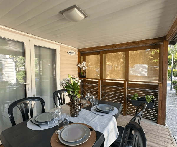 Mobil-home Levant en location au camping Rives des Corbières à Port-Leucate dans l’Aude : terrasse couverte
