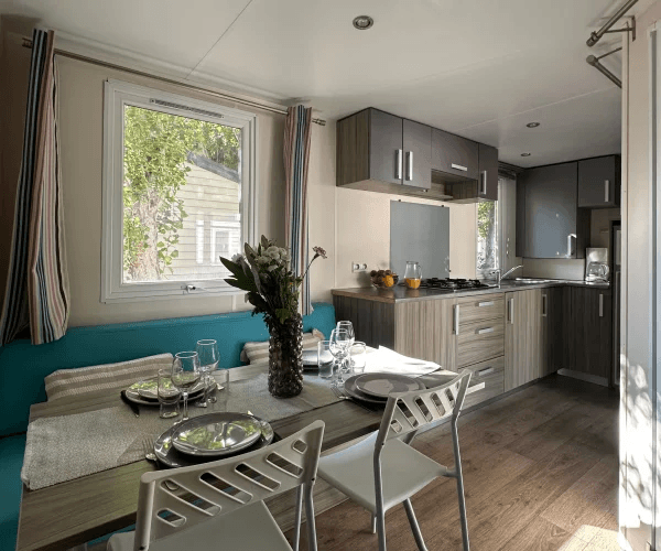 Cuisine et coin repas du mobil-home Levant en location au camping Rives des Corbières à Port-Leucate dans l’Aude