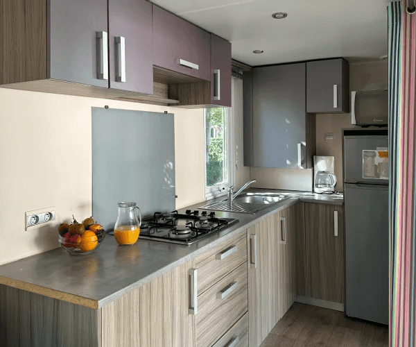 Cuisine du mobil-home Levant en location au camping Rives des Corbières à Port-Leucate dans l’Aude