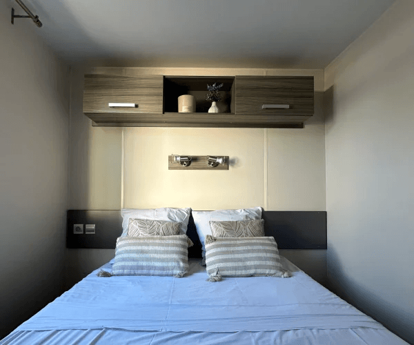 Chambre avec lit deux places du mobil-home Levant en location au camping Rives des Corbières à Port-Leucate dans l’Aude