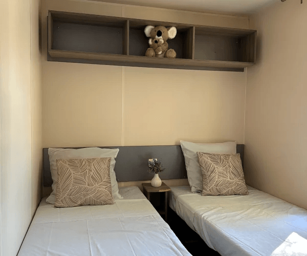 Chambre avec 2 lits une place du mobil-home Levant en location au camping Rives des Corbières à Port-Leucate dans l’Aude