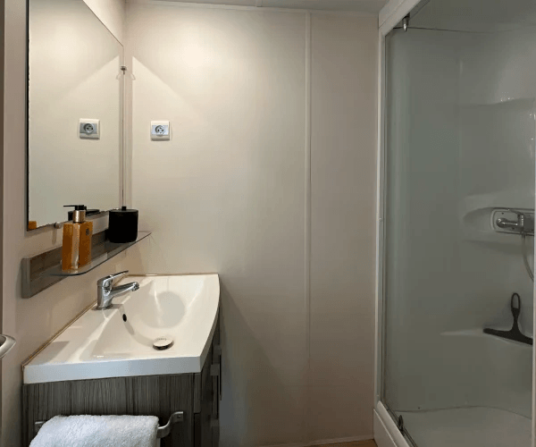 Salle d’eau du mobil-home Levant en location au camping Rives des Corbières à Port-Leucate dans l’Aude