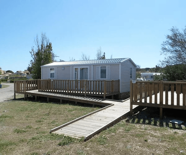 Vue extérieure du mobil-home Mistral – PMR en location au camping Rives des Corbières à Port-Leucate dans l’Aude