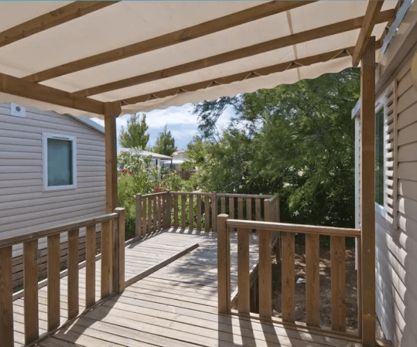 Terrasse couverte du mobil-home Mistral – PMR en location au camping Rives des Corbières à Port-Leucate dans l’Aude
